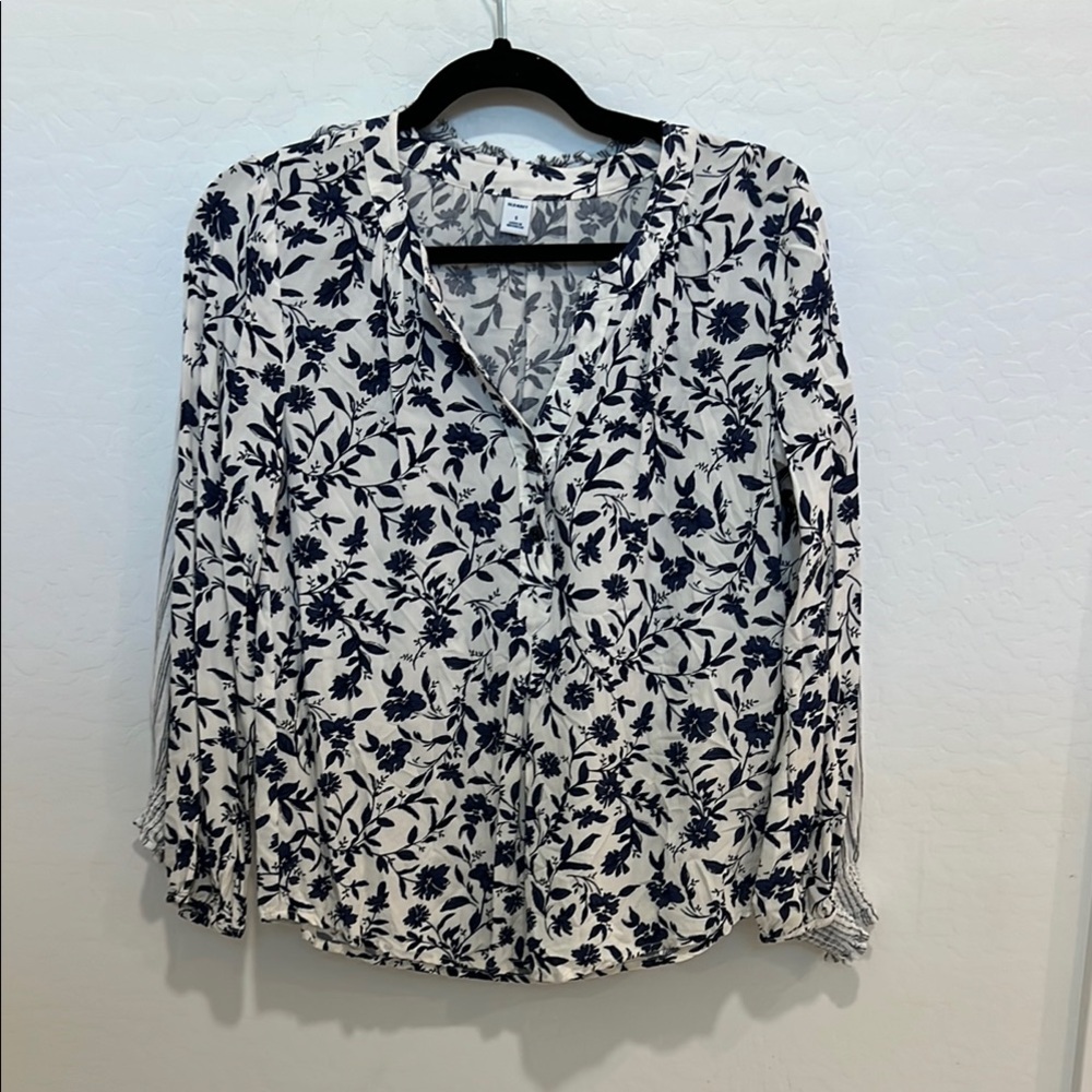 Floral Print Women's Top small Runs like a medium 18x24